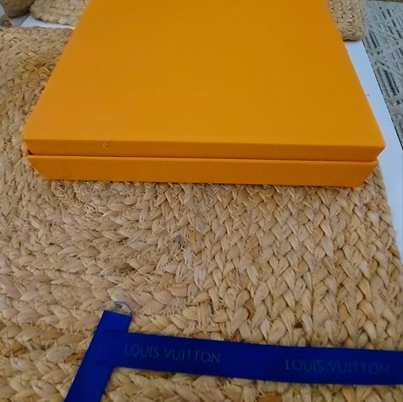 Authentic large Louis Vuitton Box with Ribbon - Picture 4 of 9